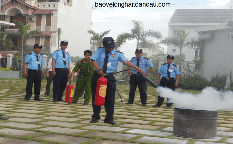 nhan-vien-bao-ve-tham-gia-huan-luyen-cong-tac-phong-chay-chua-chay