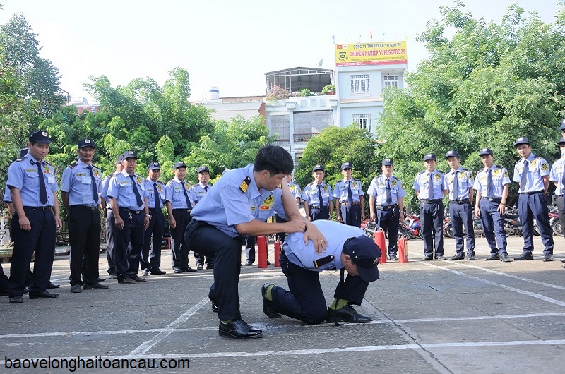 nhan-vien-bao-ve-tham-gia-khoa-huan-luyen-nghiep-vu-bao-ve-vo-thuat