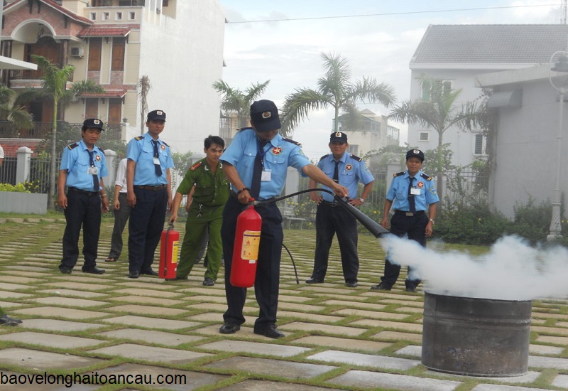 nhan-vien-duoc-dao-tao-nghiep-vu-bao-ve-ky-nag-pccc-phuc-vu-cong-viec