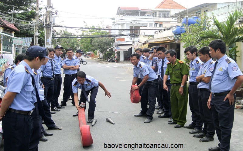 doi-ngu-nhan-vien-tham-gia-cac-khoa-huan-luyen-nghiep-vu-bao-ve