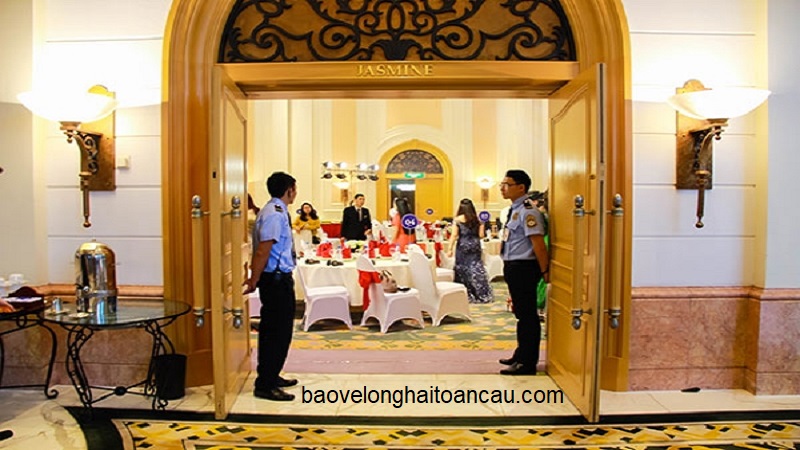 nhan-vien-bao-ve-dam-bao-an-ninh-trat-tu-tai-nha-hang