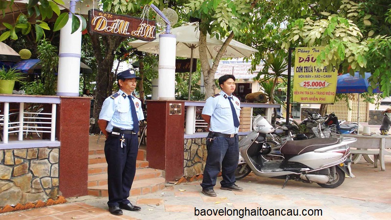 nhan-vien-bao-ve-quan-ca-phe-giup-dam-bao-an-ninh-an-toan-tai-san-khach-hang