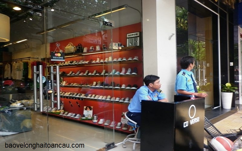 nhan-vien-bao-ve-shop-chuyen-nghiep-dap-ung-moi-yeu-cau-khach-hang