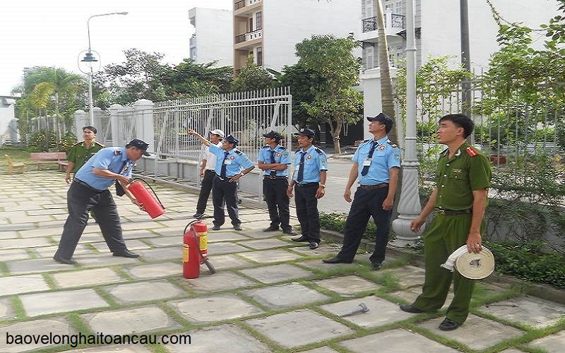 doi-ngu-nha-vien-bao-ve-tham-gia-khoa-huan-luyen-phong-chay-chua-chay