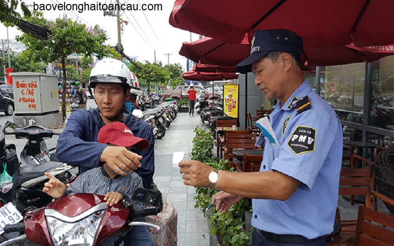 nhan-vien-bao-ve-thuc-hien-nhiem-vu-kiem-soat-ve-ra-vao-cho-khach-hang