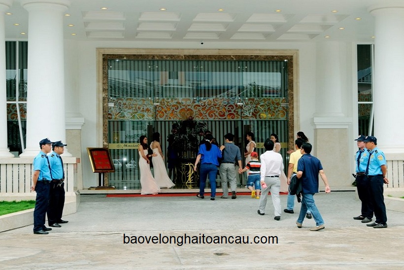 bao-ve-nha-hang-lam-nhiem-vu-kiem-soat-an-ninh