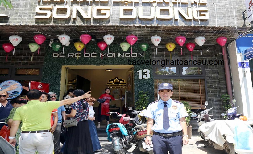 nhiem-vu-cua-nhan-vien-bao-ve-quan-an-la-xu-ly-cac-van-de-an-ninh